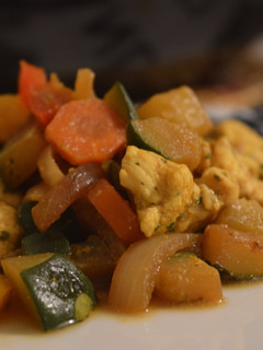 Una foto de Wok de verduras con pollo al curry