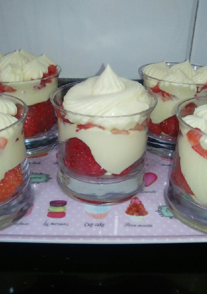 Una foto de Chantilly de natillas con fresas
