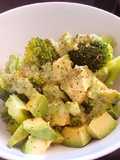Brócoli al vapor y aguacate al pesto de cilantro