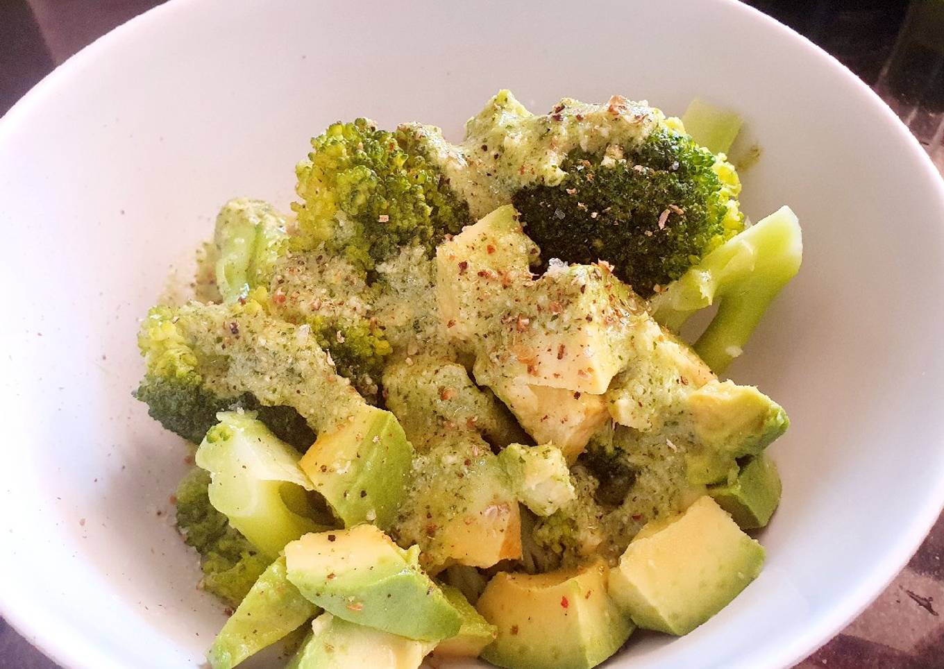 Brócoli al vapor y aguacate al pesto de cilantro