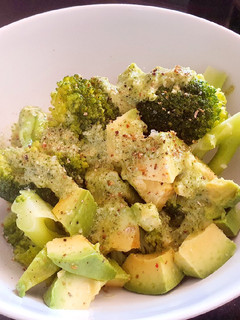 Una foto de Brócoli al vapor y aguacate al pesto de cilantro
