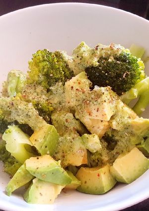 Una foto de Brócoli al vapor y aguacate al pesto de cilantro