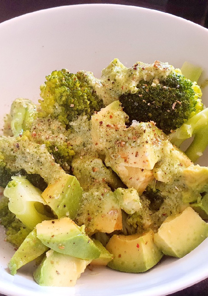 Una foto de Brócoli al vapor y aguacate al pesto de cilantro