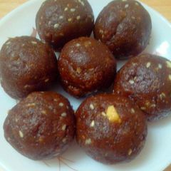 A picture of Ghee residue ladoo.