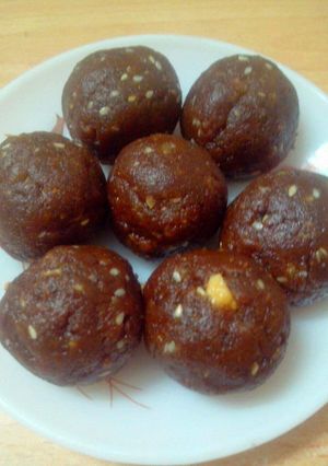 A picture of Ghee residue ladoo.