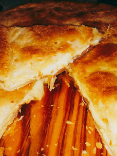 Una foto de Tarta de jamón, queso y cebolla caramelizada "Almuerzo express"