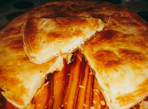 Una foto de Tarta de jamón, queso y cebolla caramelizada "Almuerzo express"