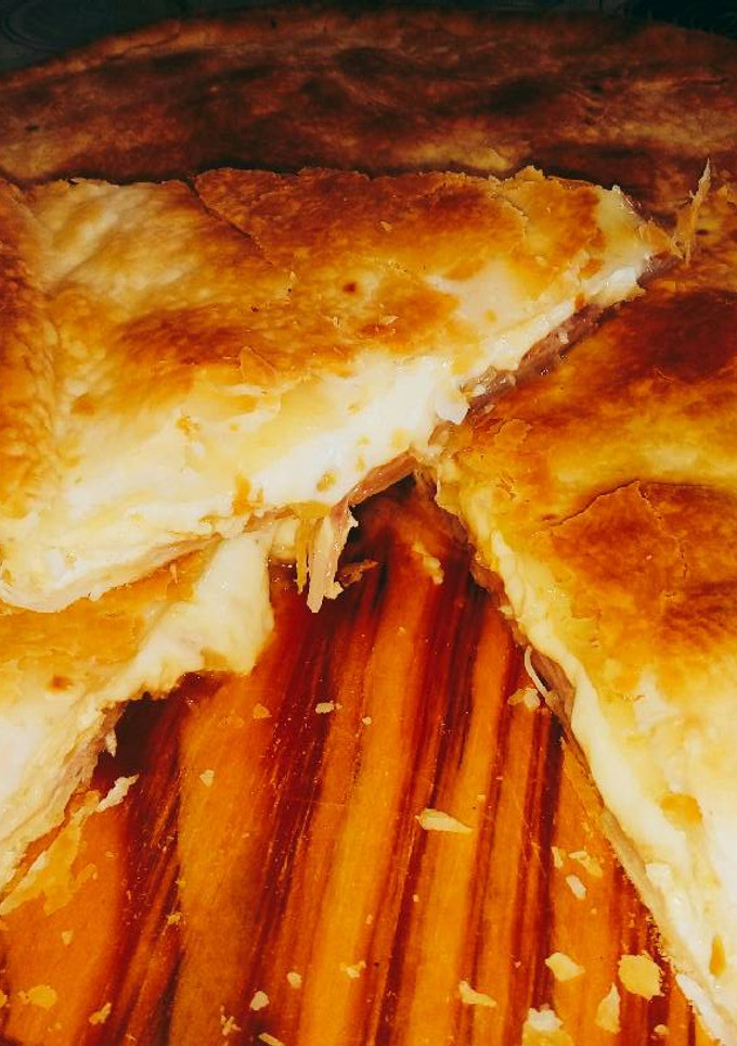 Una foto de Tarta de jamón, queso y cebolla caramelizada "Almuerzo express"