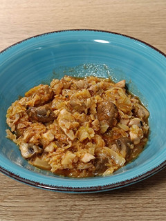 Una foto de Repollo con pollo y champiñones