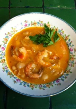 Una foto de SOPA DE PESCADO 🐟 CON ALUBIAS (FABES)