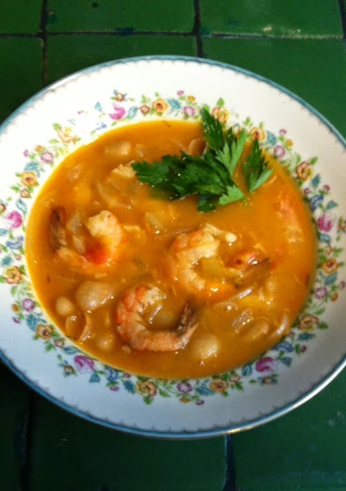 Una foto de SOPA DE PESCADO 🐟 CON ALUBIAS (FABES)