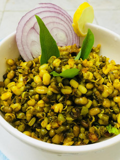 பச்சை பயிறு சாலட் (முளைக்கட்டிய பச்சைப்பயிர் சாலட்)(pacchai payaru salad Recipe in tamil) செய்முறை முக்கிய புகைப்படம்