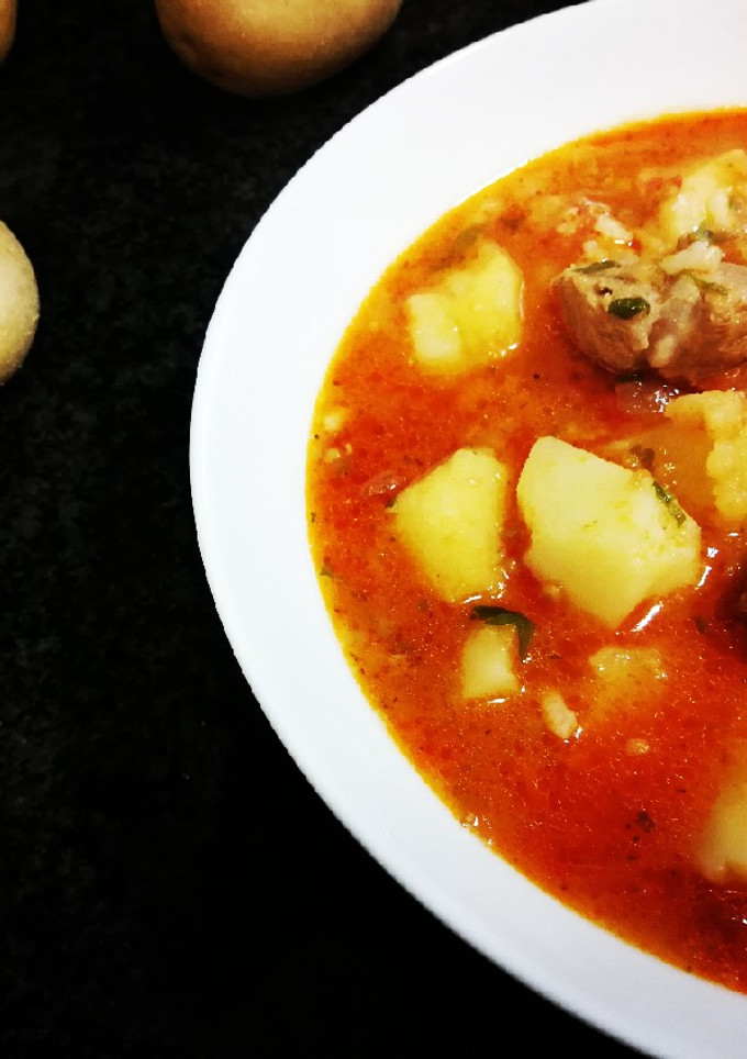 Una foto de Guiso de aguja de cerdo con patatas a la pimentón ahumado