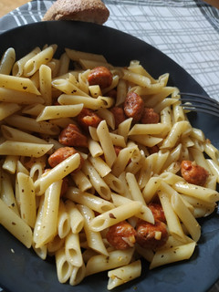 Una foto de 🍝 Pasta con salchichas frescas al ajo