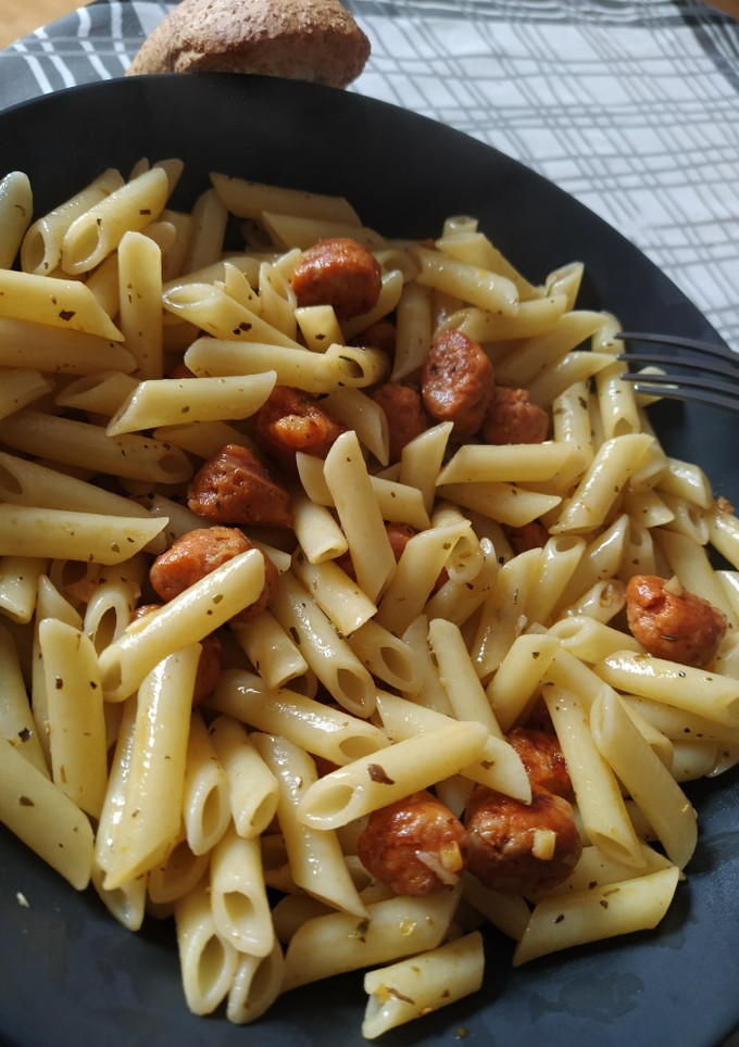 Una foto de 🍝 Pasta con salchichas frescas al ajo