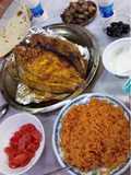 سمك مشوي مع أرز أحمر