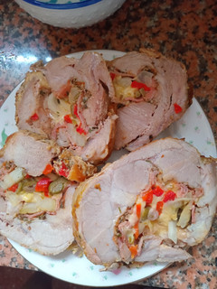 Una foto de BONDIOLA RELLENA CON, PANCETA QUESO, Morrón, ACEITUNAS