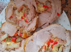 Una foto de BONDIOLA RELLENA CON, PANCETA QUESO, Morrón, ACEITUNAS