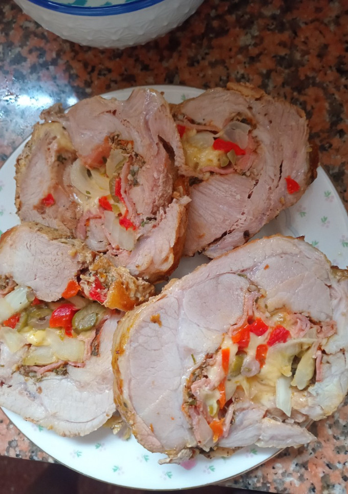 Una foto de BONDIOLA RELLENA CON, PANCETA QUESO, Morrón, ACEITUNAS