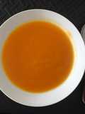 Sopa cremosa de calabaza y zanahoria con cabellos de ángel