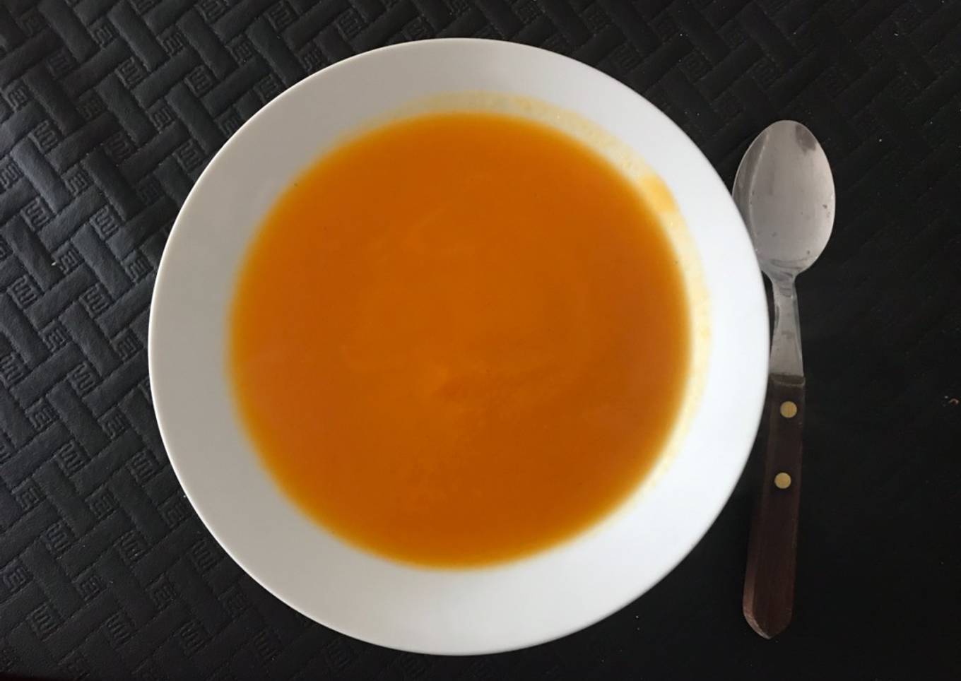 Sopa cremosa de calabaza y zanahoria con cabellos de ángel