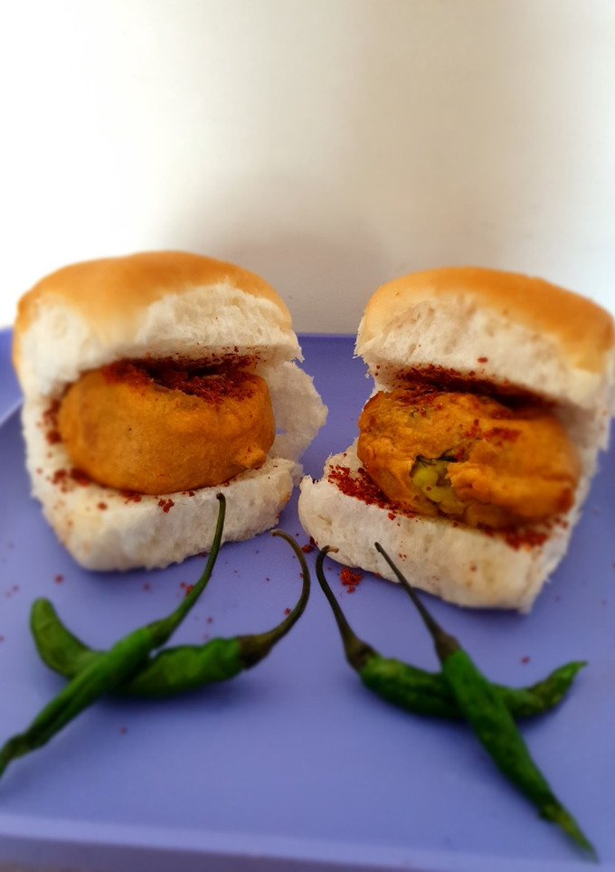 मुंबई स्टाइल वडा पाव (Mumbai style vada pav recipe in hindi) रेसिपी मुख्य फोटो