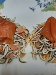 Una foto de Aperitivo de salmón y gulas