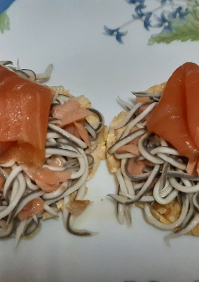 Una foto de Aperitivo de salmón y gulas