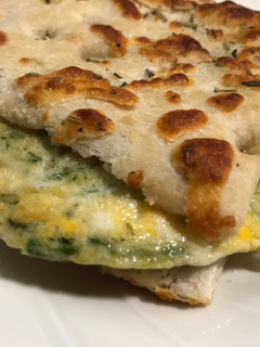 Una foto de Tortilla de espárragos silvestres en bocadillo de focaccia