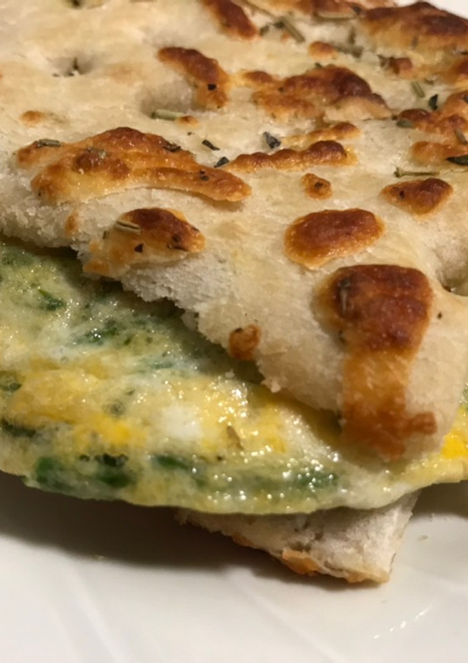 Una foto de Tortilla de espárragos silvestres en bocadillo de focaccia