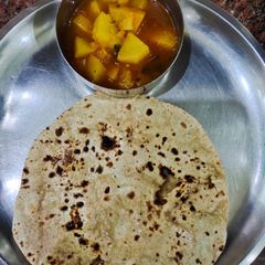 A picture of Aloo tamatar.