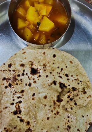 A picture of Aloo tamatar.