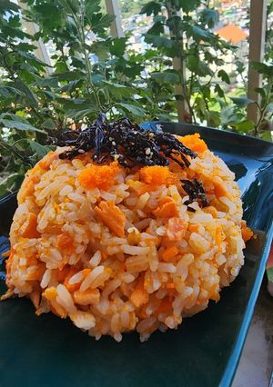 Hình của món Cơm rang cá hồi, trứng cua, rong biển.