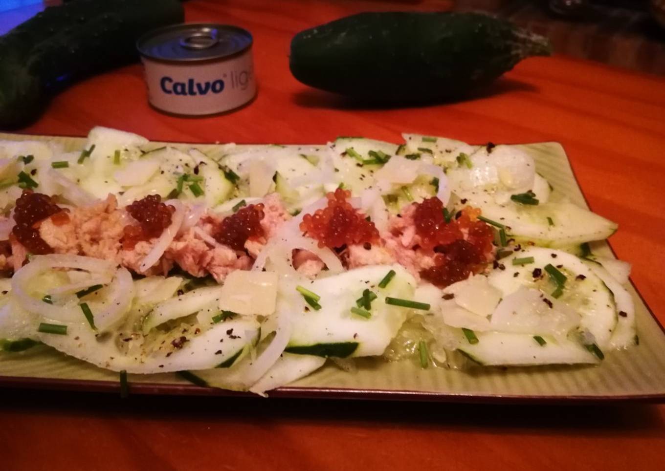 Carpaccio de pepino con atún y perlas de soja