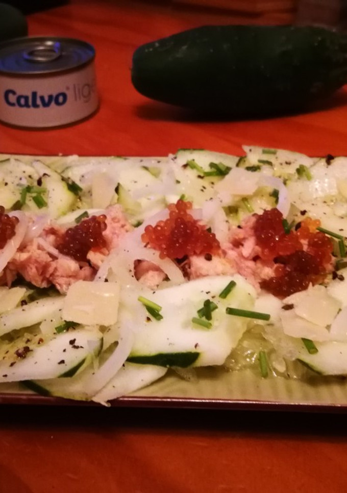 Una foto de Carpaccio de pepino con atún y perlas de soja