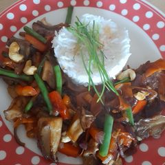 A picture of Veggie stirfry with oystermushrooms.