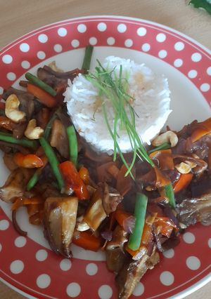 A picture of Veggie stirfry with oystermushrooms.