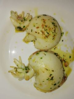 Una foto de Sepia a la plancha con salsa verde