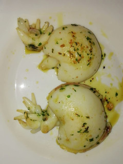 Una foto de Sepia a la plancha con salsa verde