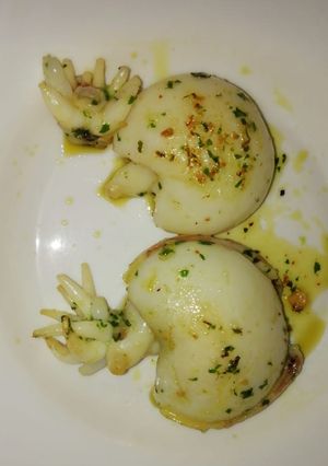 Una foto de Sepia a la plancha con salsa verde