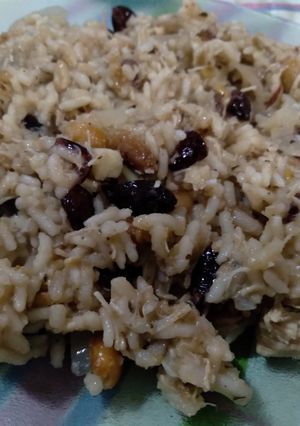 Una foto de Arroz con pollo aromático con maní y arándanos 🍚 🍗