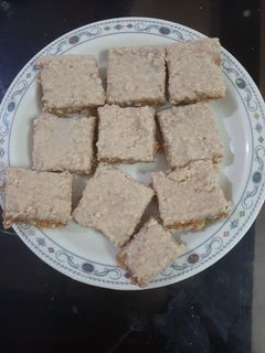 ભરૂચ ની ફેમસ શીંગ ની ચીકી (Bharuch Famous Shing Chiki Recipe In Gujarati) રેસીપી મુખ્ય ફોટો