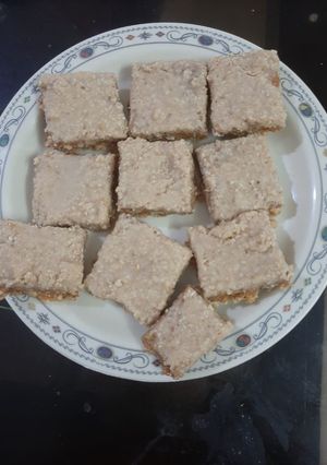 ભરૂચ ની ફેમસ શીંગ ની ચીકી (Bharuch Famous Shing Chiki Recipe In Gujarati) રેસીપી મુખ્ય ફોટો