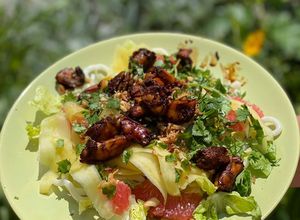 Une photo de Une version de salade thaï