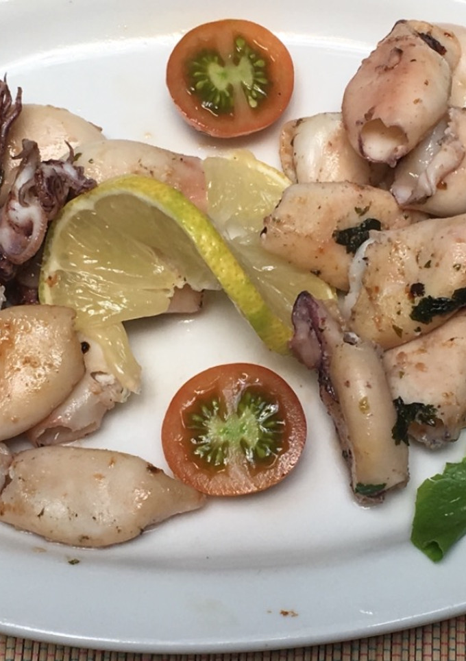 Una foto de Calamaretti (chipirones) a la plancha sin más