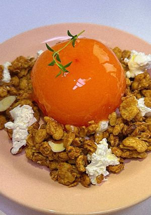 Hình của món Hồng mềm ăn kèm sữa chua Hy Lạp.