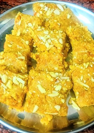 खोया बेसन मोहनथाल रेसिपी मुख्य फोटो