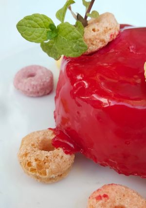 Una foto de Mousse de fresa con glaseado espejo