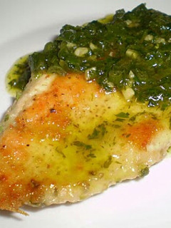 Una foto de Pollo en salsa de mantequilla hierbas y ajo