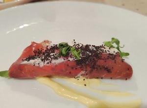Foto di Bresaola con Philadelfia, Scaglie di Parmigiano, Semi di Papaveri e Rucola